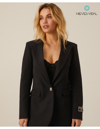 BLAZER ENTALLADA NEGRO BORDADO MANGATA